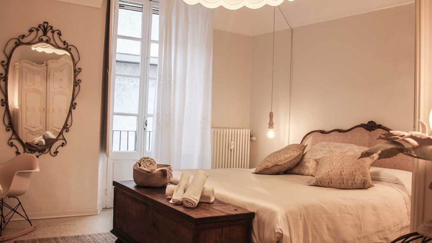 spazio-interno-con-camera-da-letto-e-letto-matrimoniale-appartamenti-spazio-bianco-ivrea