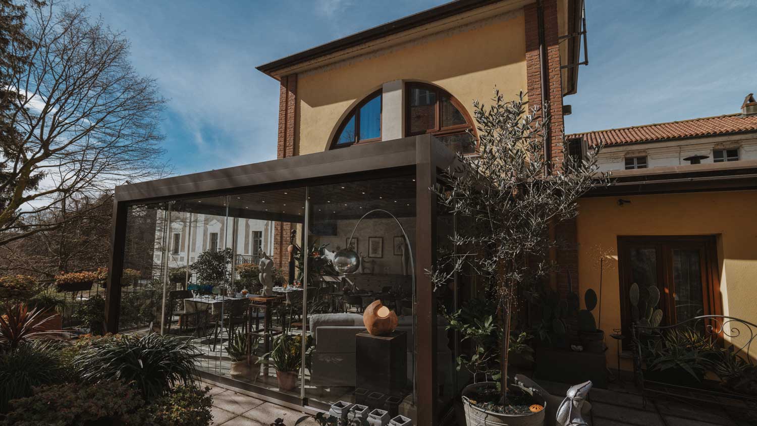 terrazza-con-veranda-in vetro-della-sala-colazioni-spazio-bianco-ivrea